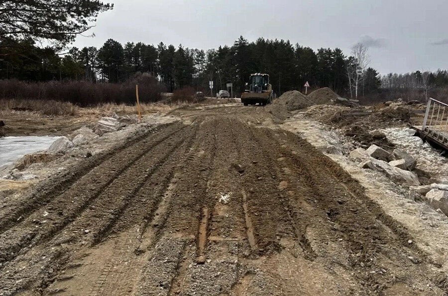 В Амурской области на размытом участке единственной дороги ведущей к селу стали круглосуточно дежурить дорожники