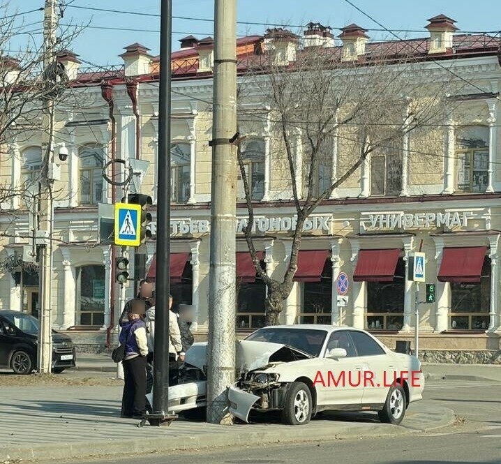 В центре Благовещенска иномарка атаковала столб