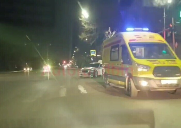 В Благовещенске Mercedes Benz спровоцировал ДТП с мотоциклистом видео