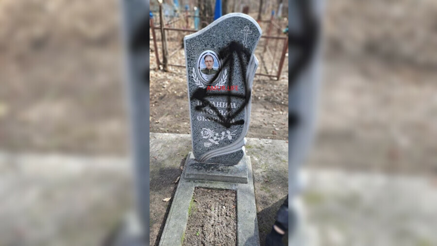 В Благовещенске на кладбище вандалы изуродовали надгробия