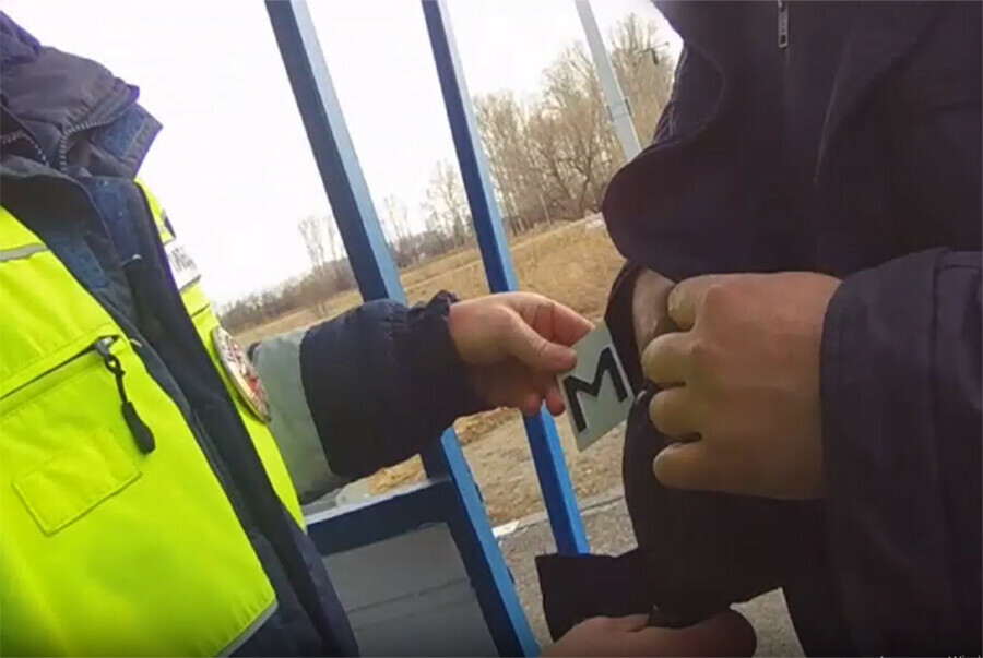 Водитель грузовика ехавший из Благовещенска по мосту через Зею попался на фальсификации госномеров авто с помощью магнита видео