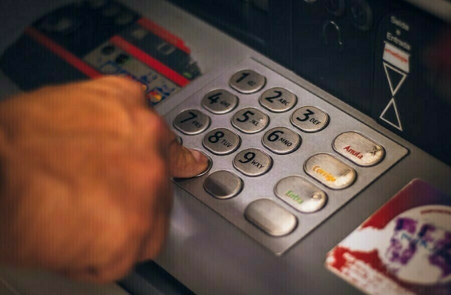 Сумму внесения наличных через банкоматы ограничат