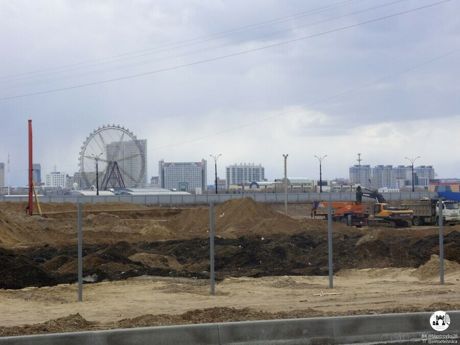 В районе набережной в центре Благовещенска забивают сваи под 5звездочную гостиницу фото