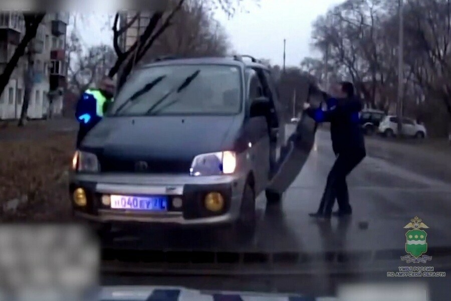 Благовещенец пытался дерзко скрыться от полицейских прямо по оживленным улицам города видео 