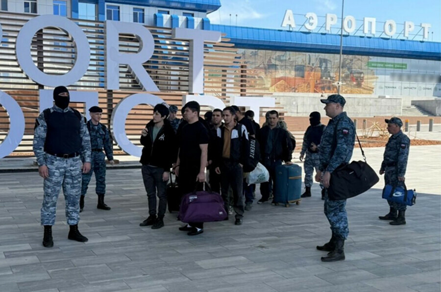 Граждан четырех стран работавших в Амурской области выдворили из России