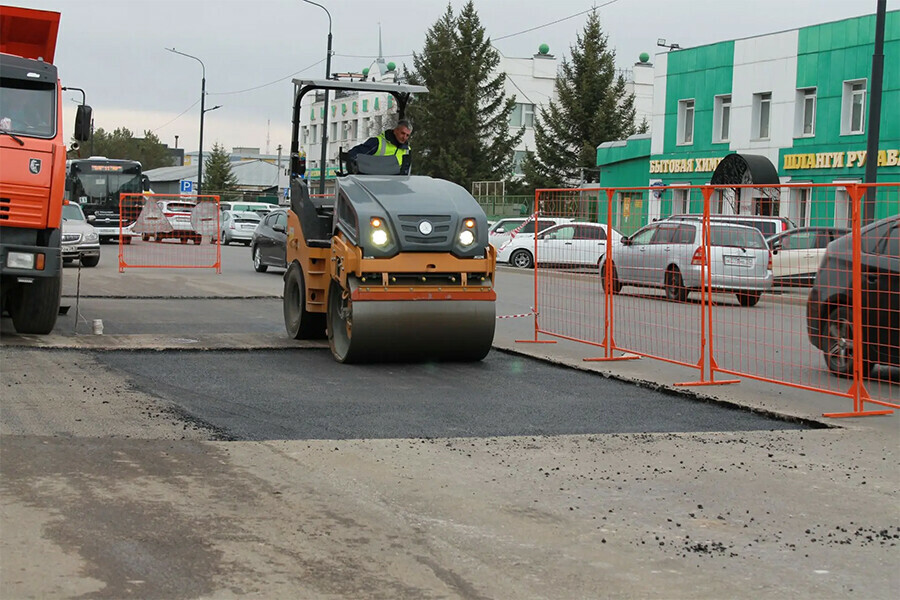 Рабочие АКС приводят в порядок места перекопов на улицах Благовещенска