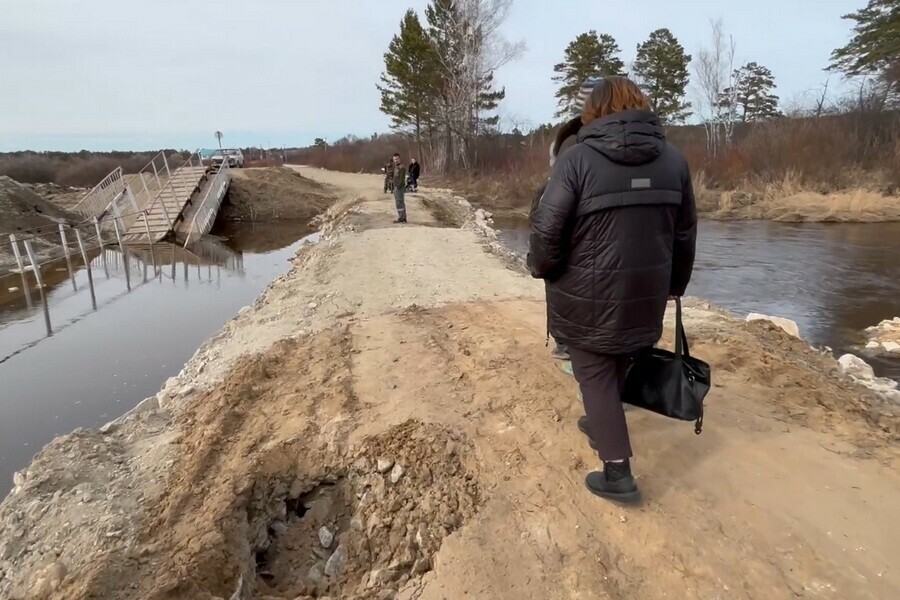 Амурчане показали состояние дороги к селу которое оказалось отрезанным от большой земли видео