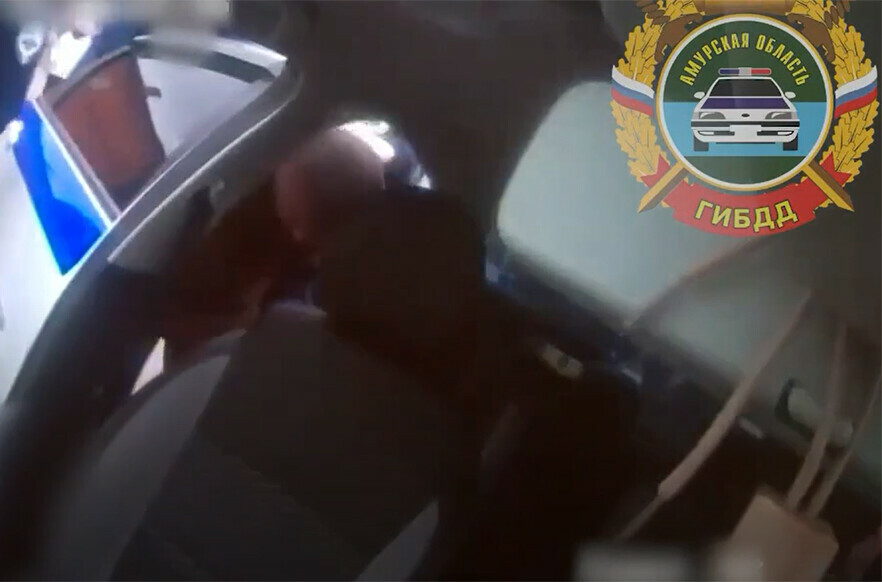 В Благовещенске арестовали водителя автомобиля Mercedes Benz видео