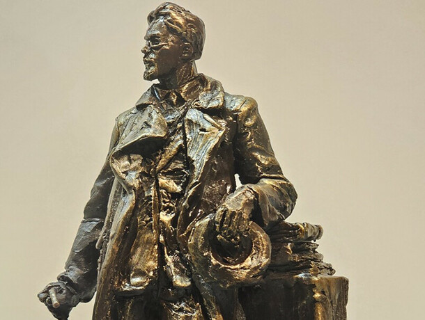 В Москве для Благовещенска создают памятники великому писателю и героям фильма Офицеры