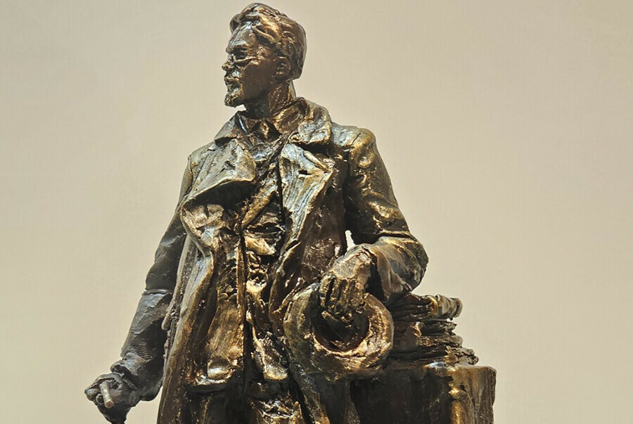 В Москве для Благовещенска создают памятники великому писателю и героям фильма Офицеры