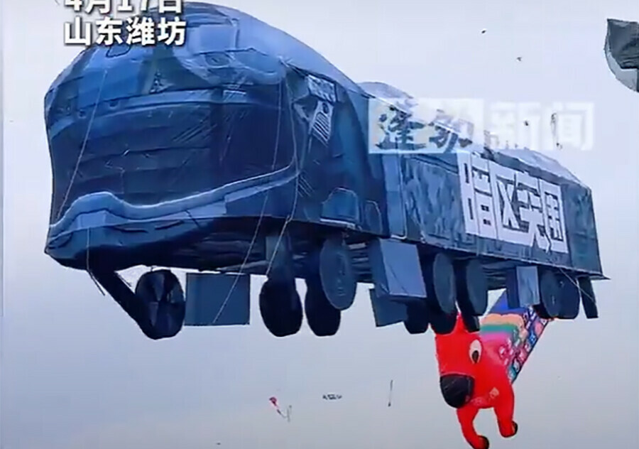 В Китае открылся необычный красочный фестиваль воздушных змеев видео