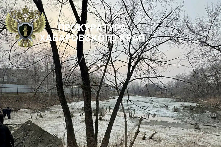 На искусственном водоеме провалился под лед и утонул маленький мальчик фото