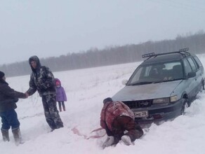 В Амурской области таксист с пассажирами решил сократить путь и застрял в снегу 