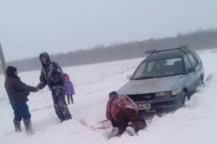 В Амурской области таксист с пассажирами решил сократить путь и застрял в снегу 