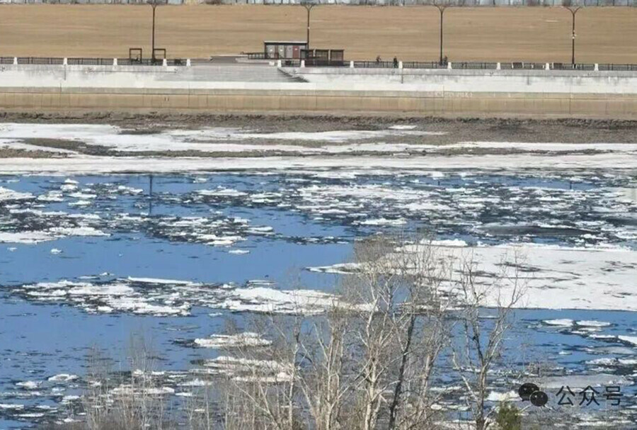 ТВ Хэйхэ в субботу между Благовещенском и Хэйхэ активно пошел ледНо это не совсем так
