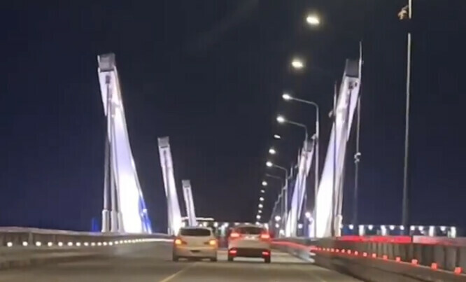 На новом мосту через Зею водитель не вытерпел и попал на видео