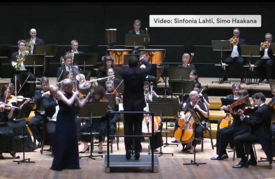 На концерте в Финляндии дирижер случайно выбил из рук скрипачки инструмент 1780 года видео