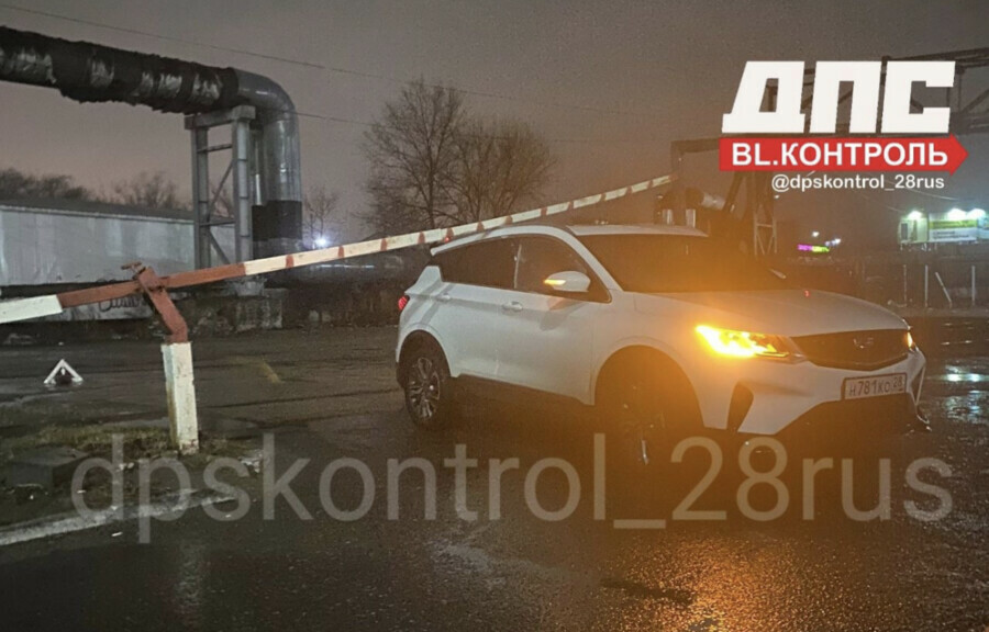 Еще одна фобия в Благовещенске шлагбаум упал на проезжавший автомобиль