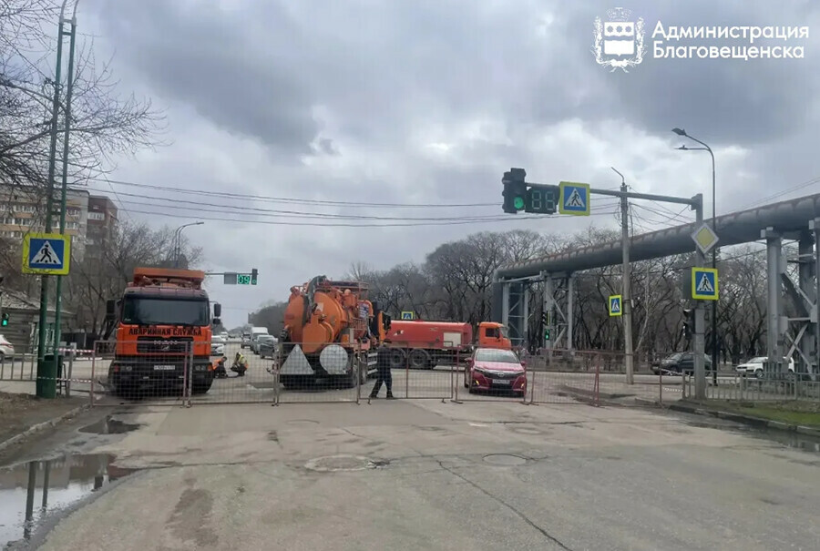 В Благовещенске перекрыли для проезда улицу Октябрьскую