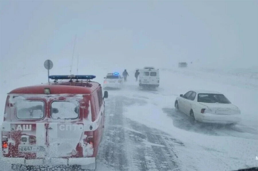 Без  еды и воды снежный циклон взял в плен пассажиров на трассе Дальнего Востока фото