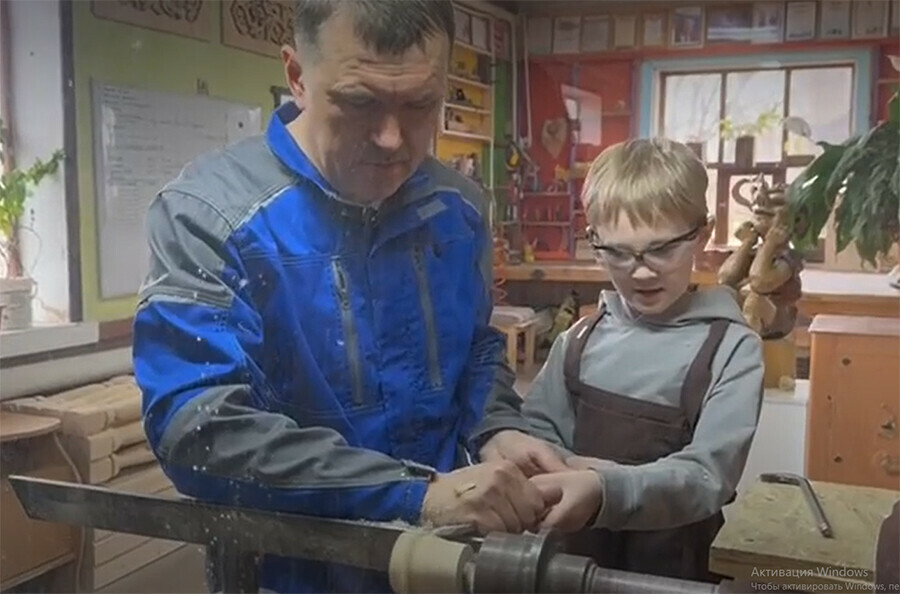 Семья краснодеревщиков из Амурской области провела экскурсию для семьи из Крыма видео