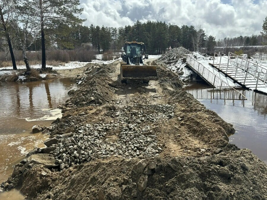 Дорожники восстановили единственный проезд к амурскому селу Светильное