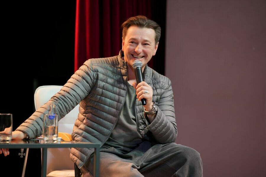 Актер Сергей Безруков провел неформальную встречу с амурскими студентами