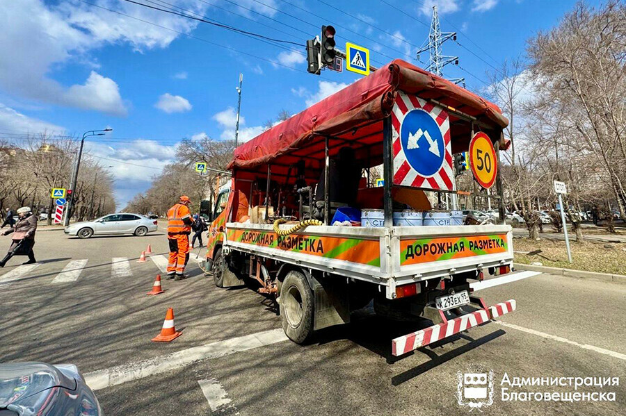 В Благовещенске начали обновлять дорожную разметку