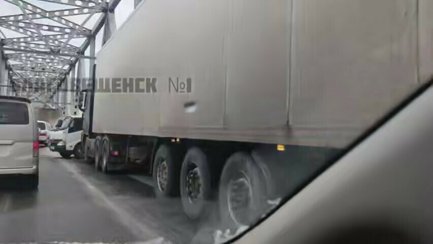 Клуб любителей переобуться слишком рано На мосту через Зею в Благовещенске изза ДТП затруднено движение видео