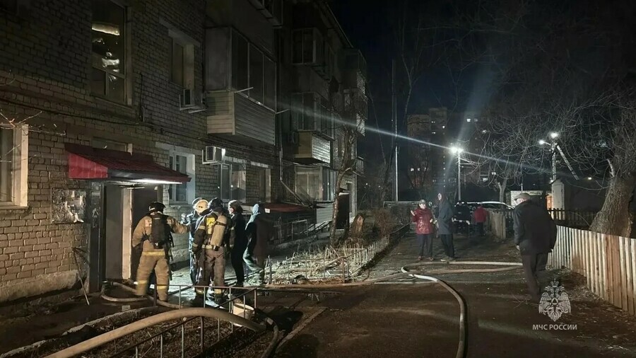 Страшный пожар в многоквартирном доме Благовещенска унес жизни четырех человек видео