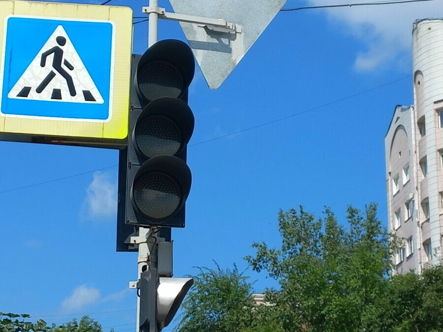 На оживленной дороге Благовещенска на несколько часов отключают светофор