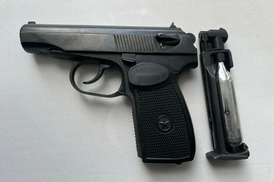 В Благовещенске женщина пришла к мировым судьям с пистолетом