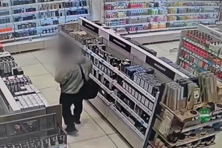 Благовещенец попытался вынести дорогой парфюм под курткой и попал на видео 