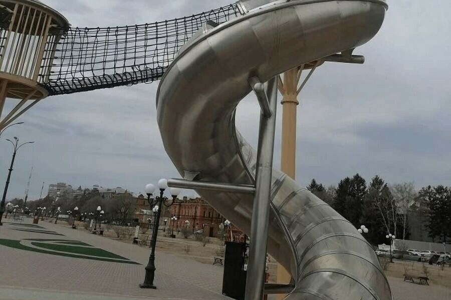 Дефект у детской горки на набережной Амура в Благовещенске выявили рабочие фото 