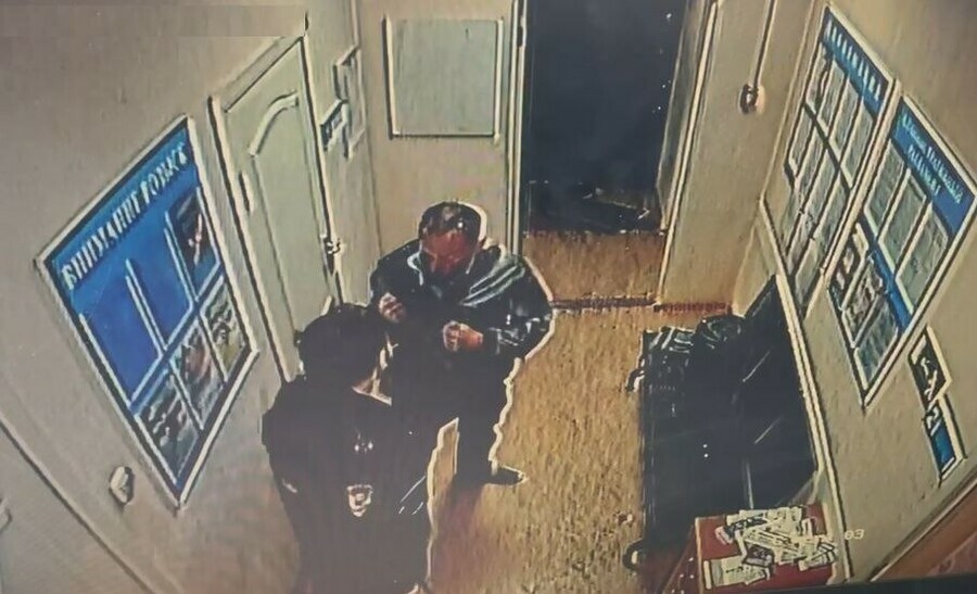 В Благовещенске взяли под стражу мужчину который буянил в кафе а потом поднял руку на полицейского видео