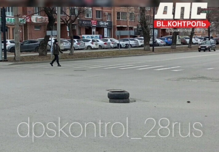 В центре города благовещенцы оригинально обозначили провал в асфальте 