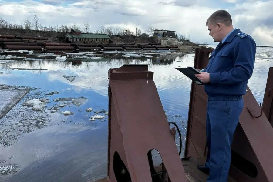 На Зее в Благовещенске затонул теплоход 