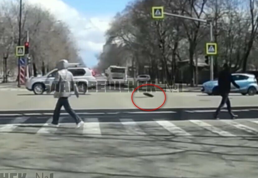 Земля выплюнула люк в центре Благовещенска видео