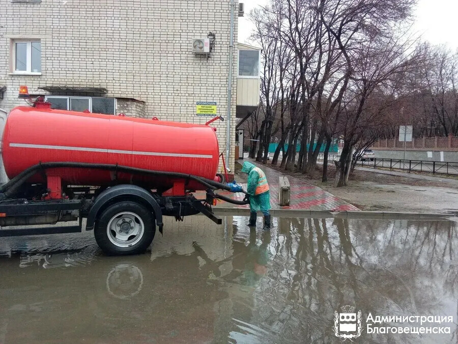 С улиц Благовещенска откачали 135 кубов воды