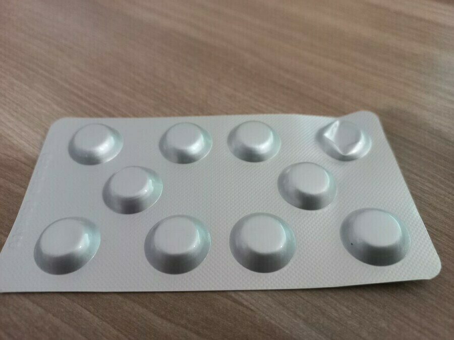 Врачи спасли мужчину который вместе с таблеткой проглотил блистер