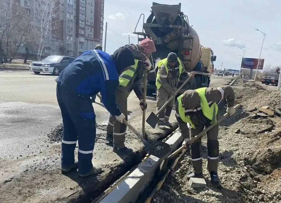 Более 10 человек ежедневно ремонтируют улицу Студенческую в Благовещенске