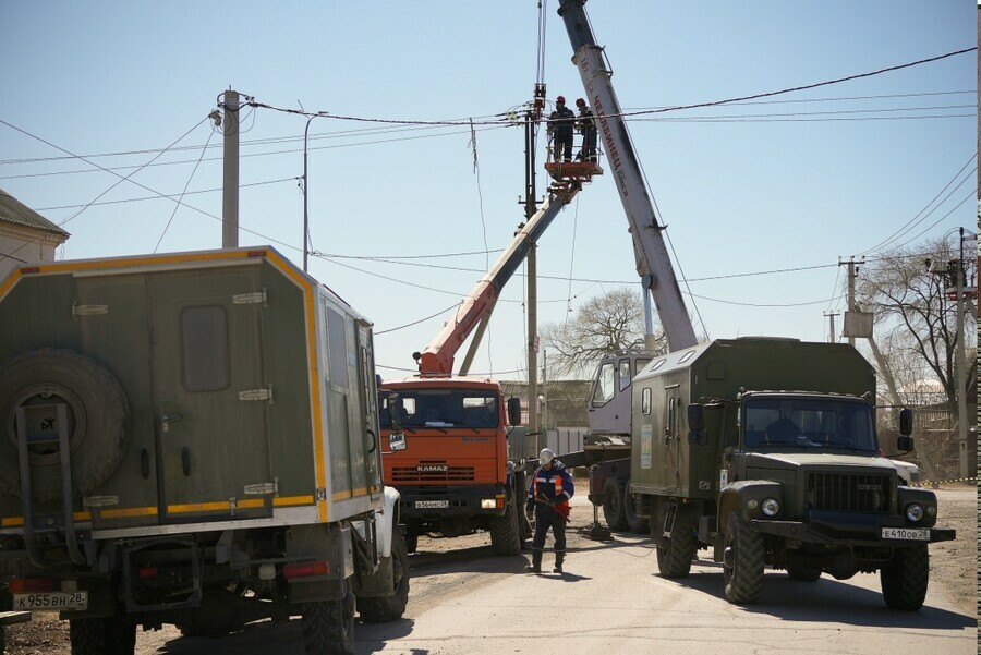 В Благовещенске энергетики заменили опору ЛЭП в которую не раз врезались автомобили
