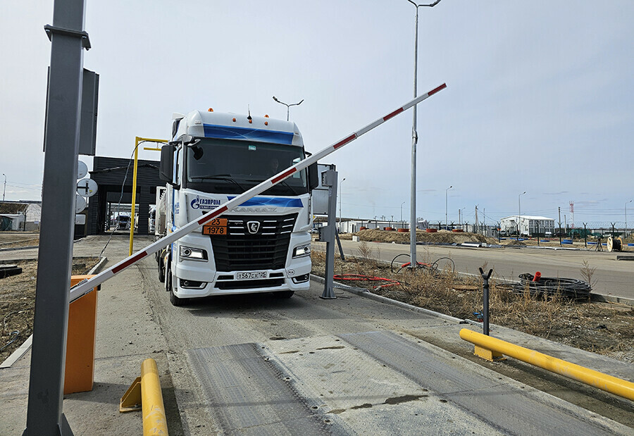 Автомобили едущие через МАПП КаниКурган в Амурской области просвечивают рентгеном  