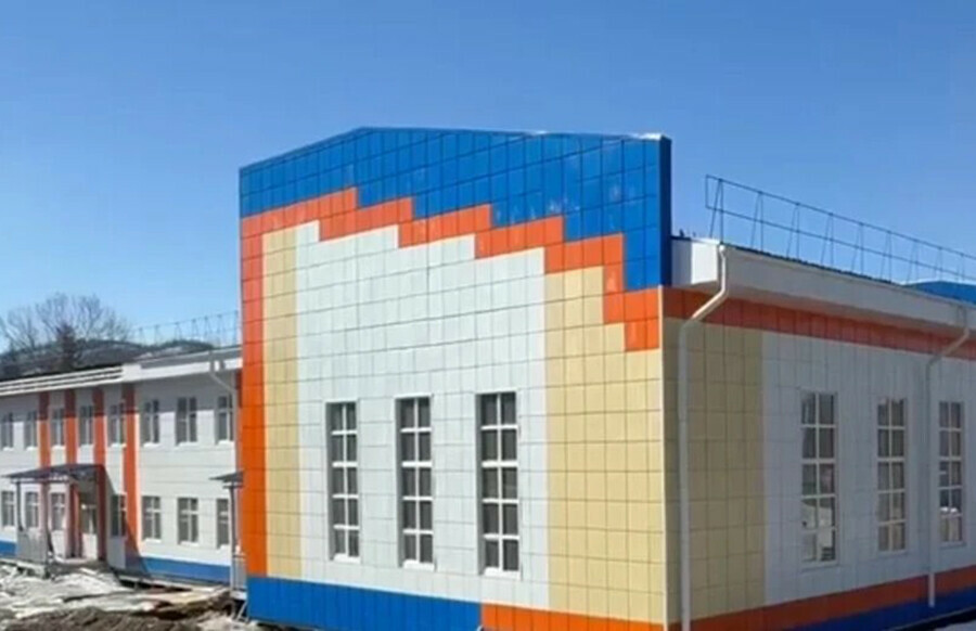 Строительство школыдолгостроя в Амурской области подходит к концу
