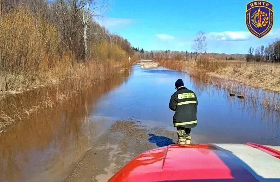 Спасатели на помощь в амурскую Ивановку направили пожарных  