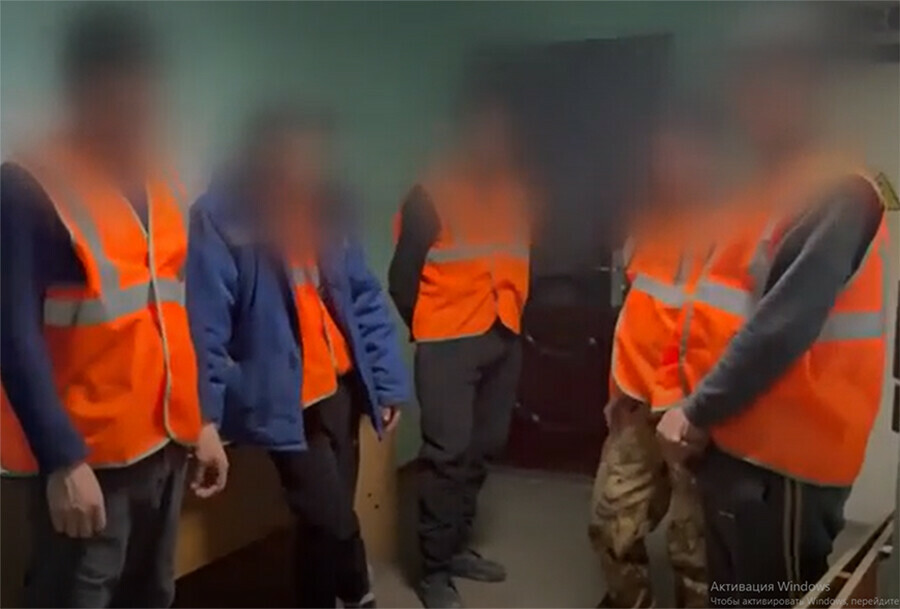 В Благовещенске задержали рабочих укладывающих плитку на тротуарах видео