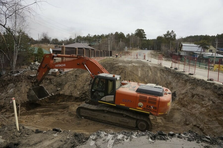 Рабочие вырыли огромную яму прямо на трассе Благовещенск  Свободный куда поместился экскаватор фото 
