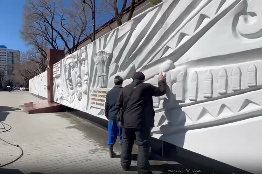 К празднику в Благовещенске моют памятники видео
