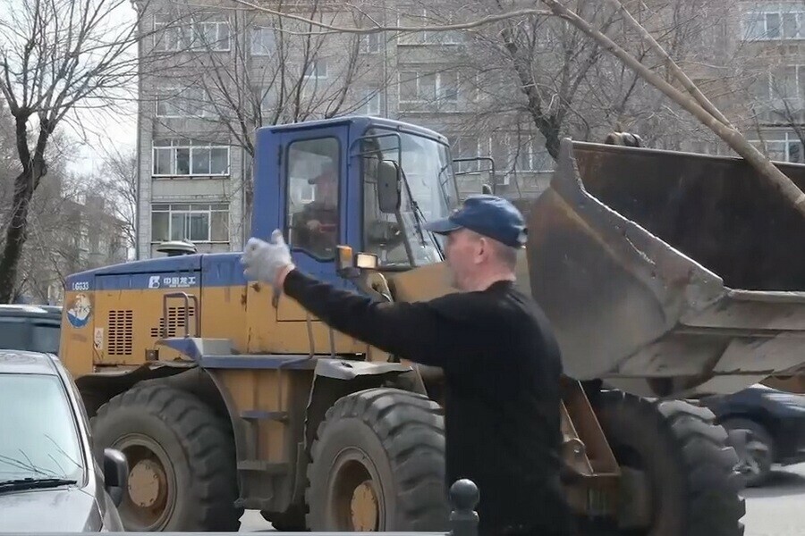 Стало известно зачем на газонах по Горького в Благовещенске вырыли ямы видео 