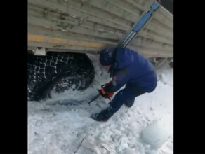 Двое суток спасатели Зеи выпиливали большегруз из ручья видео